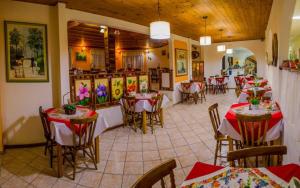 A restaurant or other place to eat at Urubici Park Hotel