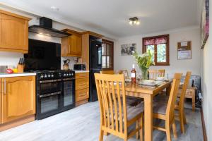 Virtuvė arba virtuvėlė apgyvendinimo įstaigoje Finest Retreats - The Grove Annexe
