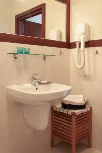 La salle de bains est pourvue d'un lavabo et d'un miroir. dans l'établissement Villa Baltic 14 Chałupy, à Chałupy
