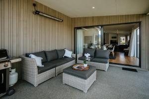 瓦纳卡Bull Ridge Retreat - Sleeps 6 - Spa Pool - Sauna - Mountain Views的客厅里有沙发、椅子和电视 更多7张照片