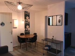 a dining room with a table and chairs in a room at Chez Edwige à Cabourg thalasso plage WIFI in Cabourg