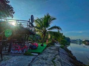 un grupo de bicicletas estacionadas junto a un río en Baantia Chomtawan en Surat Thani