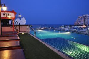 Bazén v ubytování Chalelarn Hotel Hua Hin nebo v jeho okolí
