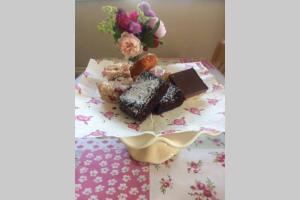 einen Tisch mit einem Haufen verschiedener Desserts in der Unterkunft Rhubarb Cottage in Enniskillen