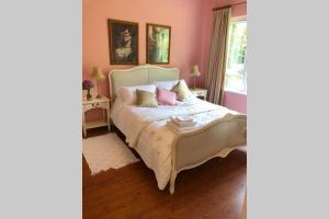 Ένα ή περισσότερα κρεβάτια σε δωμάτιο στο Rhubarb Cottage