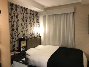 a hotel room with a bed and a window at APA Hotel Akihabaraeki-Denkigaiguchi in Tokyo