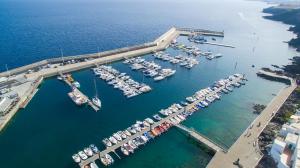 una vista aérea de un puerto deportivo con barcos atracados en Apartamentos Agua Marina, en Puerto del Carmen