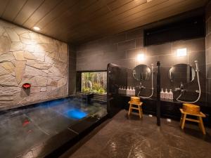 Bazén v ubytování Super Hotel Iyo Saijo nebo v jeho okolí