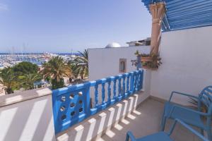 d'un balcon avec des chaises bleues et une vue sur l'océan. dans l'établissement Les Deux Rives, à Hammamet Sud