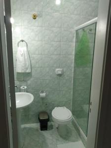 里约热内卢O melhor ponto de acesso do Rio的带马桶和水槽的浴室