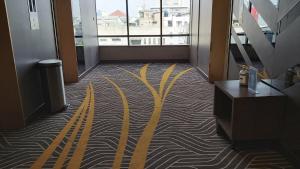 TV a/nebo společenská místnost v ubytování Luminor Hotel Jakarta Kota By WH