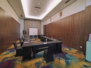 Der Geschäftsbereich oder Konferenzraum in der Unterkunft Luminor Hotel Pecenongan Jakarta By WH