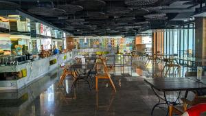 Ein Restaurant oder anderes Speiselokal in der Unterkunft Luminor Hotel Pecenongan Jakarta By WH 