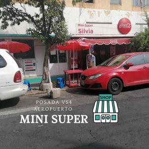 Un coche rojo aparcado delante de una minitienda. en Posada Vs4 Aeropuerto, en Ciudad de México 35 fotos más