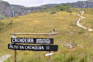 um sinal para o alto da cappucina numa montanha em Pousada Tabuleiro Eco em Conceição do Mato Dentro