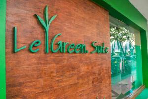 安汶LeGreen Suite Ratulangi的商店边的标志