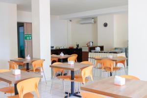 LeGreen Suite Ratulangi餐厅或其他用餐的地方