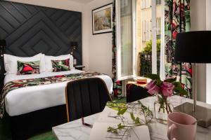 Postel nebo postele na pokoji v ubytování Hôtel des Arts Montmartre + 37 fotografií
