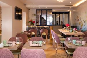 Coin salon dans l'établissement Hôtel des Arts Montmartre