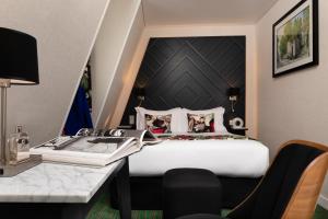 Un ou plusieurs lits dans un hébergement de l'établissement Hôtel des Arts Montmartre