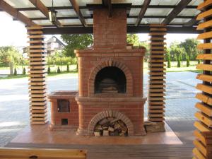 einem Pizzaofen aus Ziegelstein auf einer Terrasse in der Unterkunft Hotel in Kraslava in Krāslava