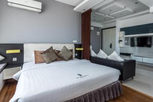 Postel nebo postele na pokoji v ubytování Naki Suites @ Silvertown + 37 fotografií