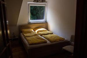 Postel nebo postele na pokoji v ubytování Domek letniskowy