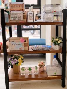 a shelf with flowers and other items on it at Zhu Yue Guan in Jinning