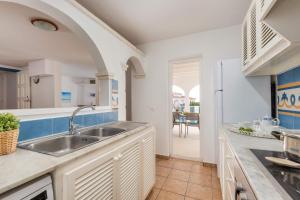 uma cozinha com um lavatório e um balcão em Chalet en Calan Forcat em Cala en Forcat