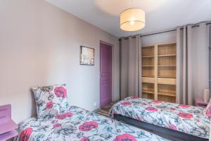 a small bedroom with two beds and a closet at Le Meublé MONESTOIS in Mennetou-sur-Cher