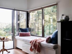 um assento na janela com almofadas no quarto em Hart's Farm em Shoreham