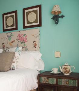 a bedroom with a bed and a blue wall at Hotel Rural la Concordia in Monzón de Campos