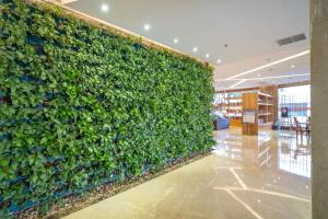 Relteem Hotel في تشونغشان: جدار أخضر في مبنى مع لوبي