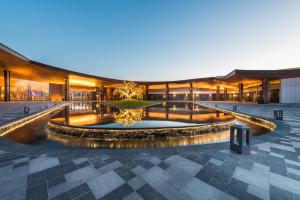 een gebouw met een fontein ervoor bij Pullman Kaifeng Jianye in Kaifeng