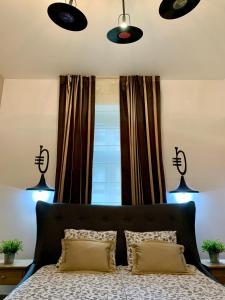 Postel nebo postele na pokoji v ubytování Veronika Rooms