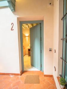 uma porta que dá para um quarto com um corredor em Casas de Sevilla - Apartamentos Vidrio 7 em Sevilha