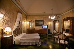 a bedroom with a bed and a television in it at B&B Savarini in Palo del Colle