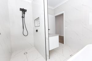 Koupelna v ubytování TWO TEN Sleeps 10! Luxury CBD Accommodation