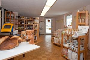 una tienda con panes expuestos en una habitación en Landgasthof Hölzle, en Waldstetten