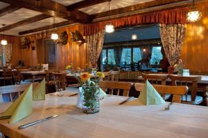 Un comedor con una mesa con flores. en Landgasthof Hölzle, en Waldstetten