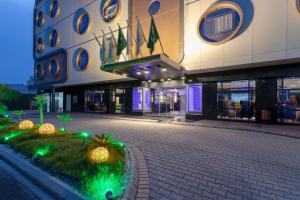 uma representação de um edifício com um pátio em frente em Y Platinum Hotel em Al Madinah