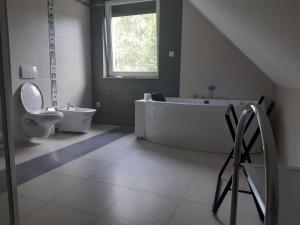 Kúpeľňa v ubytovaní Domek na Mazurach-Piasutno + 37 fotografií
