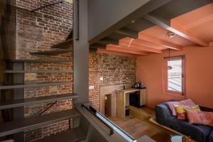 ein Wohnzimmer mit Ziegelwand in der Unterkunft Loods Logement in Oost-Vlieland