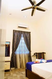 Un pat sau paturi într-o cameră la Homestay Hj Esmon Parit Raja UTHM