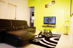 Гостиная зона в Homestay Hj Esmon Parit Raja UTHM