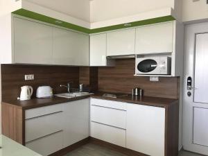Kuchyňa alebo kuchynka v ubytovaní Rubin Eszter Apartman Sárvár + 1 fotografia