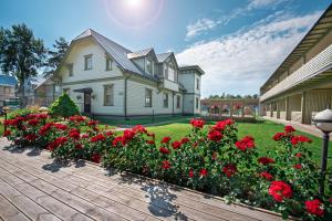 una casa con flores rojas en un patio en Kurgo Villa self check-in hotel en Pärnu
