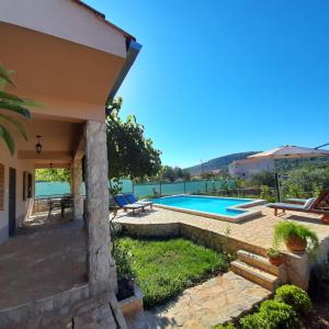 Villa con piscina y casa en Kuca za odmor Bozena en Vrsine