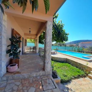 uma vista exterior de uma casa com piscina em Kuca za odmor Bozena em Vrsine
