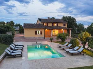 Bazén v ubytování Villa Kate by Interhome nebo v jeho okolí